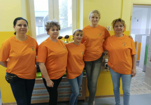 Grupa pań w pomarańczowych podkoszulkach