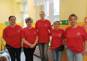 Grupa pań w czerwonych podkoszulkach
