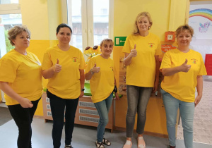 Grupa pań w żółtych podkoszulkach