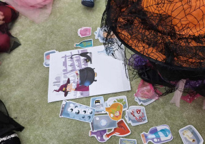 Dziewczynka w stroju wiedźmy podczas zabawy w ważenie magicznych eliksirów.