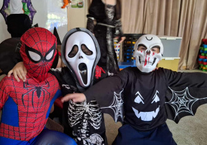 Trzech chłopców w halloweenowych przebraniach.