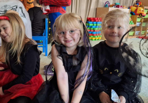 Trzy dziewczynki w halloweenowych strojach.