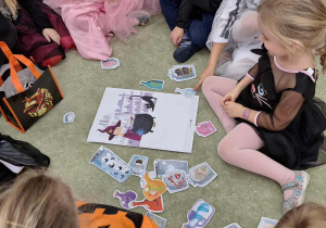 Dziewczynka podczas zabawy w ważenie magicznych eliksirów.