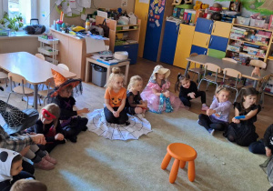 Dzieci zebrane w kole podczas zabawy "Zgaduj - zgadula, w której ręce tarantula???