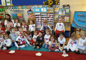 Grupa dzieci w biało-czerwonych strojach.