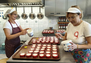 Panie kucharki w trakcie przygotowywania biało-czerwonych deserków dla dzieci.