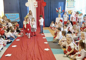 Dzieci podczas pokazu mody patriotycznej.