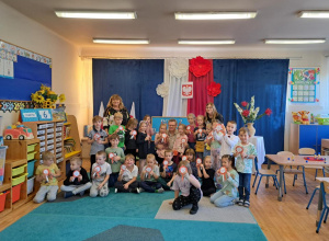 Dzieci wraz z panem Burmistrzem prezentują wykonane przez siebie kokardy narodowe.