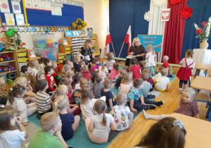 Pani Naczelnik czyta dzieciom legendę o powstaniu państwa polskiego.