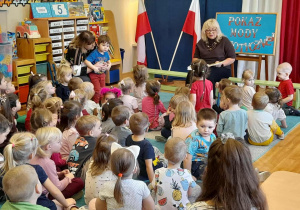 Pani Naczelnik czyta dzieciom legendę o powstaniu państwa polskiego.