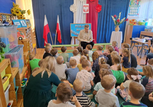 Pan Burmistrz czyta dzieciom legendę o powstaniu państwa polskiego.