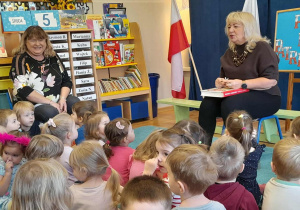 Pani Naczelnik czyta dzieciom legendę o powstaniu państwa polskiego.