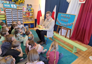 Pan Burmistrz czyta dzieciom legendę o powstaniu państwa polskiego.