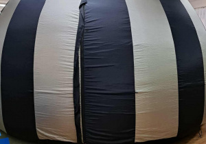 Kino sferyczne w sali przedszkolnej.