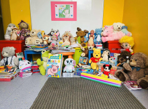 Zebrane pluszaki i artykuły plastyczne dla małych pacjentów łódzkich szpitali.