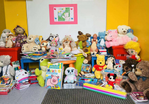 Zebrane pluszaki i artykuły plastyczne dla małych pacjentów łódzkich szpitali.