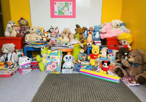 Zebrane pluszaki i artykuły plastyczne dla małych pacjentów łódzkich szpitali.