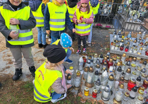 znicze na zbiorowej mogile wojennej żołnierzy Wojska Polskiego poległych we wrześniu 1939 r. oraz cywilnych ofiar terroru hitlerowskiego.