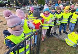 Dzieci oglądają zbiorową mogiłę żołnierzy Wojska Polskiego poległych we wrześniu 1939 r. oraz cywilnych ofiar terroru hitlerowskiego.