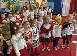 Grupka dzieci czeka na upominki,która wygrała podczas konkursu Mody Patriotycznej