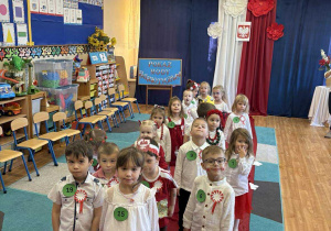 Dzieci z naszej grupy prezentują się na czerwonym dywanie.