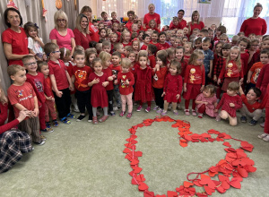 Dzieci i pracownicy przedszkola - wszyscy ubrani na czerwono.