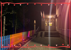 Przedszkole podświetlone po zmroku na czerwono.