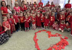 Dzieci i pracownicy przedszkola - wszyscy ubrani na czerwono.