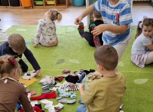 Dzieci szukają par skarpetek.