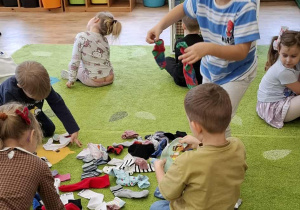 Dzieci szukają par skarpetek.