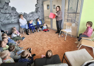 Dzieci słuchają książki pt.: "Cudowny chłopak".