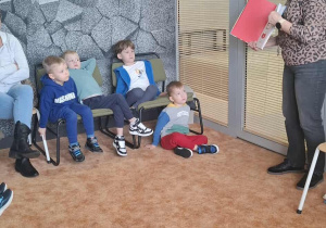 Dzieci słuchają książki pt.: "Cudowny chłopak".