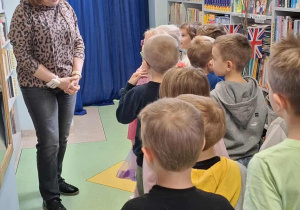 Dzieci oglądają pomieszczenie biblioteki szkolnej.