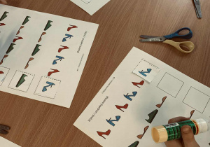 Dzieci wykonują zadania na kartach pracy- zróżnicowane zależnie od wieku.