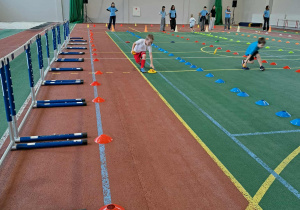 Chłopiec podczas wykonywania zadania sprawnościowego.