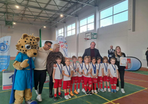 Dzieci, wychowawca i organizatorzy zawodów.