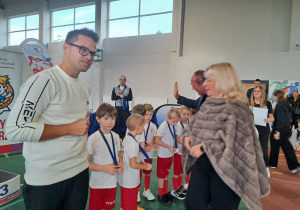 Grupa dzieci podczas wręczania medali.