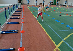 Dziewczynka podczas wykonywania zadania sprawnościowego.