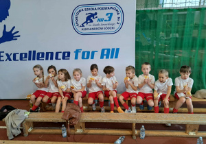 Dzieci w trakcie spożywania zdrowych przekąsek w czasie przerwy.