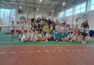 Wspólne zdjęcie wszystkich uczestników zawodów sportowych.