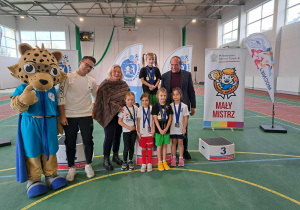 Dzieci - uczestnicy i organizatorzy zawodów.