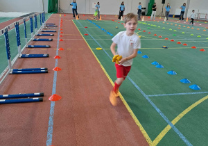 Chłopiec podczas wykonywania zadania sprawnościowego.