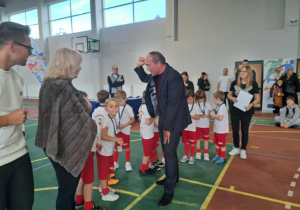 Dzieci podczas dekoracji (wręczania medali).