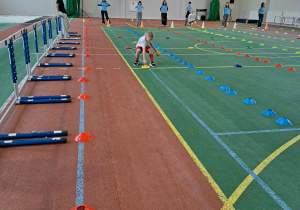 Dziewczynka podczas wykonywania zadania sprawnościowego.