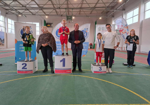 Podium, na którym stoją uczestnicy zawodów.