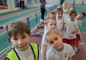 Grupa dzieci w sportowych strojach.