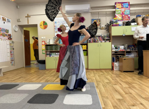 Dwie tancerki baletowe podczas tańca z wachlarzami.