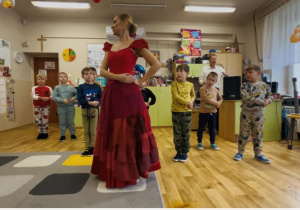 Grupa chłopców podczas tańca wg. instrukcji tancerki baletowej.