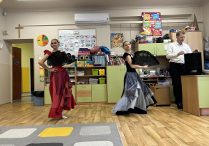 Dwie tancerki baletowe podczas tańca z wachlarzami.