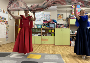 Dwie tancerki baletowe podczas tańca z kolorową chustą.